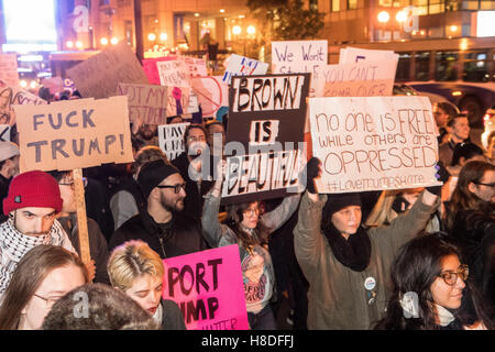 Columbus, OH, USA. Le 10 novembre 2016. Les foules se rassemblent au centre-ville pour protester contre le président élu, Donald Trump à Columbus, Ohio. Crédit : Matt Ellis/Alamy Live News Banque D'Images