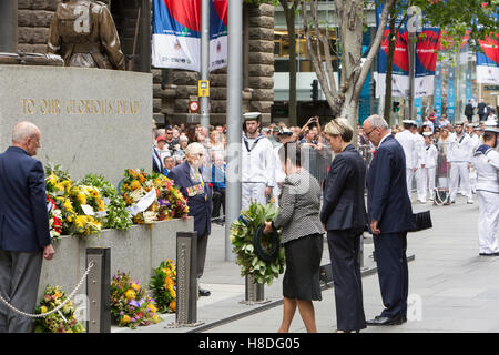 Sydney, Australie. Le vendredi 11 novembre 2016. Maire Clover Moore, Luke Foley, chef de l'opposition du travail dans le NSW et MP Fédéral du Travail et leader adjoint Tanya Plibersek déposer une couronne au monument commémoratif. Crédit : martin berry/Alamy Live News Banque D'Images