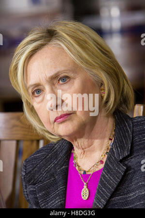 Photo d'archives : Mai 22, 2015 Hampton, NH, USA : le candidat démocrate Hillary Clinton lors d'une table ronde à la brasserie Smuttynose à Hampton, NH. © Keiko Hiromi/AFLO/Alamy Live News Banque D'Images