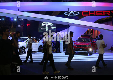 Sao Paulo, Brésil. 10 Nov, 2016. Personnes visitent la 29e Salon International de l'Auto de Sao Paulo à Sao Paulo, Brésil, le 10 novembre 2016. Les 10 jours de l'événement, a ouvert ses portes jeudi, a présenté près de 500 voitures de marques grand public. © Rahel Patrasso/Xinhua/Alamy Live News Banque D'Images