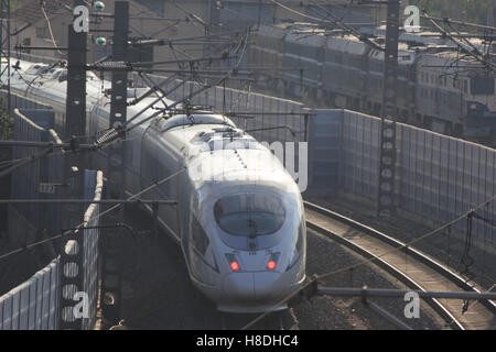 Qingdao, Qingdao, Chine. 10 Nov, 2016. Shandong, Chine 10 novembre 2016 : (usage éditorial uniquement. Chine).Un train à grande vitesse d'exécution sur le chemin de fer de Chine orientale Qingdao-Jinan dans la province du Shandong, le 10 novembre 2016. Les chemins de fer de la Chine offre des services de transport pour l'e-commerce logistique du 11 au 20 novembre 2016, prenant part à la "double 11' Online Shopping Festival. Maintenant, le train à grande vitesse du réseau de services de transport a porté sur 505 villes en Chine. © SIPA Asie/ZUMA/Alamy Fil Live News Banque D'Images