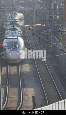 Qingdao, Qingdao, Chine. 10 Nov, 2016. Shandong, Chine 10 novembre 2016 : (usage éditorial uniquement. Chine).Un train à grande vitesse d'exécution sur le chemin de fer de Chine orientale Qingdao-Jinan dans la province du Shandong, le 10 novembre 2016. Les chemins de fer de la Chine offre des services de transport pour l'e-commerce logistique du 11 au 20 novembre 2016, prenant part à la "double 11' Online Shopping Festival. Maintenant, le train à grande vitesse du réseau de services de transport a porté sur 505 villes en Chine. © SIPA Asie/ZUMA/Alamy Fil Live News Banque D'Images