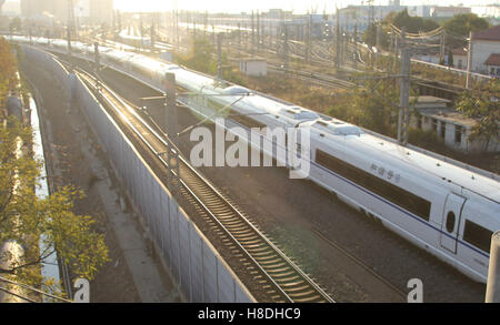 Qingdao, Qingdao, Chine. 10 Nov, 2016. Shandong, Chine 10 novembre 2016 : (usage éditorial uniquement. Chine).Un train à grande vitesse d'exécution sur le chemin de fer de Chine orientale Qingdao-Jinan dans la province du Shandong, le 10 novembre 2016. Les chemins de fer de la Chine offre des services de transport pour l'e-commerce logistique du 11 au 20 novembre 2016, prenant part à la "double 11' Online Shopping Festival. Maintenant, le train à grande vitesse du réseau de services de transport a porté sur 505 villes en Chine. © SIPA Asie/ZUMA/Alamy Fil Live News Banque D'Images