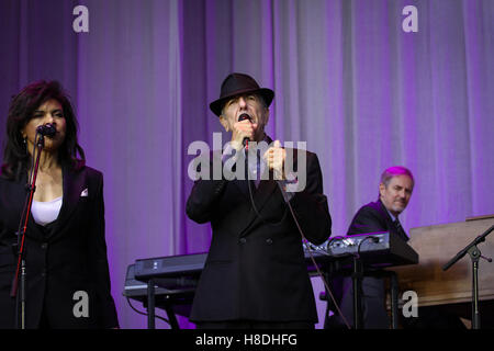 L'auteur-compositeur, musicien et poète Leonard Cohen effectue un concert live à Bergenhus Festning à Bergen. La Norvège, 28/08 2012. Dans le monde d'utilisation | Banque D'Images