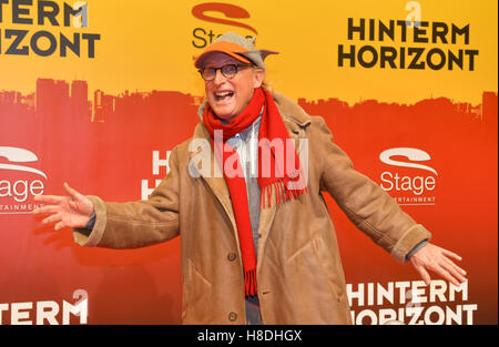 Hambourg, Allemagne. 10 Nov, 2016. Comédien Otto Waalkes posant sur le tapis rouge lors de la première de la comédie musicale "Udo Lindenberg Hinterm Horizont" (lit. "Derrière l'Horizon) à Hambourg, Allemagne, 10 novembre 2016. PHOTO : AXEL HEIMKEN/dpa/Alamy Live News Banque D'Images