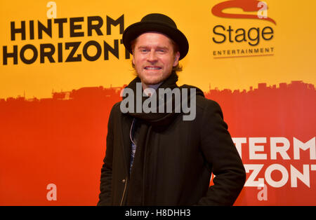 Hambourg, Allemagne. 10 Nov, 2016. Musicien Johannes Oerding posant sur le tapis rouge lors de la première de la comédie musicale "Udo Lindenberg Hinterm Horizont" (lit. "Derrière l'Horizon) à Hambourg, Allemagne, 10 novembre 2016. PHOTO : AXEL HEIMKEN/dpa/Alamy Live News Banque D'Images