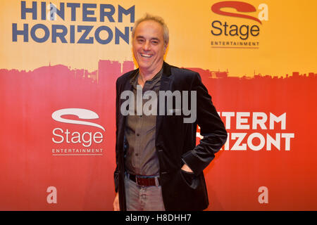 Hambourg, Allemagne. 10 Nov, 2016. Le célèbre chef Christian Rach posant sur le tapis rouge lors de la première de la comédie musicale "Udo Lindenberg Hinterm Horizont" (lit. "Derrière l'Horizon) à Hambourg, Allemagne, 10 novembre 2016. PHOTO : AXEL HEIMKEN/dpa/Alamy Live News Banque D'Images