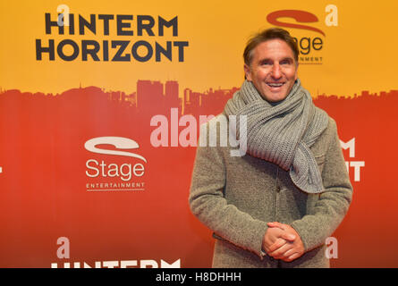 Hambourg, Allemagne. 10 Nov, 2016. Entraîneur de football Bruno Labbadia posant sur le tapis rouge lors de la première de la comédie musicale "Udo Lindenberg Hinterm Horizont" (lit. "Derrière l'Horizon) à Hambourg, Allemagne, 10 novembre 2016. PHOTO : AXEL HEIMKEN/dpa/Alamy Live News Banque D'Images