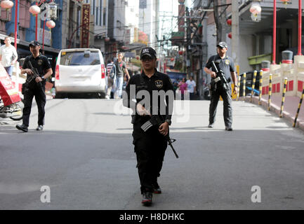 Manille, Philippines. Nov 11, 2016. Les membres de la Police nationale des Philippines des armes spéciales et tactiques de patrouille à l'entrée de Chinatown à Manille, Philippines, le 11 novembre, 2016. Le District de police de Manille a complété les policiers patrouillant Manille après avoir vérifié les cas d'enlèvement. © Rouelle Umali/Xinhua/Alamy Live News Banque D'Images