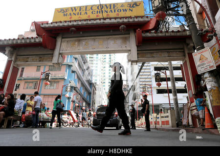 Manille, Philippines. Nov 11, 2016. Les membres de la Police nationale des Philippines des armes spéciales et tactiques de patrouille à l'entrée de Chinatown à Manille, Philippines, le 11 novembre, 2016. Le District de police de Manille a complété les policiers patrouillant Manille après avoir vérifié les cas d'enlèvement. © Rouelle Umali/Xinhua/Alamy Live News Banque D'Images