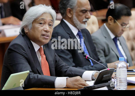 Kuala Lumpur, Malaisie 11 Nov 2016.. La Banque centrale de Malaisie La Malaisie (BNM) Gouverneur, Muhammad Ibrahim (à gauche) annonce un troisième trimestre de 2016 Produit intérieur brut (PIB) résultats à Kuala Lumpur, Malaisie. L'économie malaisienne a augmenté de 4,3  % au troisième trimestre de 2016 sur le maintien des dépenses du secteur privé et un soutien supplémentaire des exportations nettes ainsi qu'à la croissance dans les principaux secteurs économiques. Credit : Aizuddin Saad/Alamy Live News. Banque D'Images