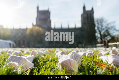 College Green, Bristol, Royaume-Uni. Nov 11, 2016. 19240 Enveloppe de la Somme, une installation par Somerset artiste Rob entendu s'affiche en face de la cathédrale sur College Green à Bristol le jour de l'Armistice 2016. Chaque voile représente une vie perdue le premier jour de la bataille de la Somme (1er juillet 1916). Credit : Carolyn Eaton/Alamy Live News Banque D'Images