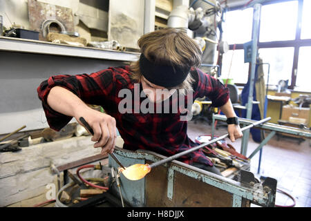 Valasske Mezirici, en République tchèque. Nov 11, 2016. Le verre de l'Art School de Valasske Mezirici, la seule école de ce type en Moravie, organise le 2ème symposium international verrier GSVM 2016 à Valasske Mezirici, en République tchèque, le 11 novembre 2016. © Dalibor Gluck/CTK Photo/Alamy Live News Banque D'Images