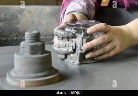 Valasske Mezirici, en République tchèque. Nov 11, 2016. Le verre de l'Art School de Valasske Mezirici, la seule école de ce type en Moravie, organise le 2ème symposium international verrier GSVM 2016 à Valasske Mezirici, en République tchèque, le 11 novembre 2016. © Dalibor Gluck/CTK Photo/Alamy Live News Banque D'Images