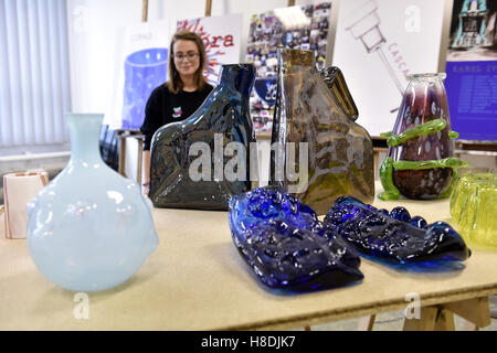 Valasske Mezirici, en République tchèque. Nov 11, 2016. Le verre de l'Art School de Valasske Mezirici, la seule école de ce type en Moravie, organise le 2ème symposium international verrier GSVM 2016 à Valasske Mezirici, en République tchèque, le 11 novembre 2016. © Dalibor Gluck/CTK Photo/Alamy Live News Banque D'Images