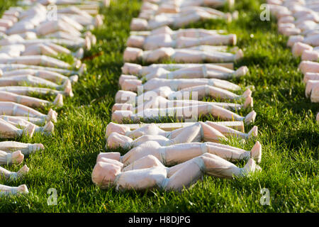 College Green, Bristol, Royaume-Uni. Nov 11, 2016. 19240 Enveloppe de la Somme, une installation par Somerset artiste Rob entendu s'affiche en face de la cathédrale sur College Green à Bristol le jour de l'Armistice 2016. Chaque voile représente une vie perdue le premier jour de la bataille de la Somme (1er juillet 1916). Carolyn Eaton/Alamy Live News Banque D'Images