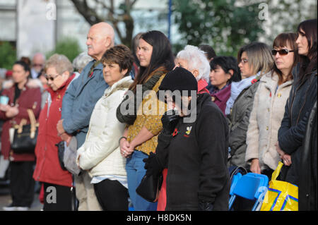 Swansea, Pays de Galles, Royaume-Uni. 11 novembre 2016 Les membres du public se taisent pendant le service de jour de l'Armistice à Swansea's Place du Château. Crédit : Robert Melen/Alamy Live News. Banque D'Images