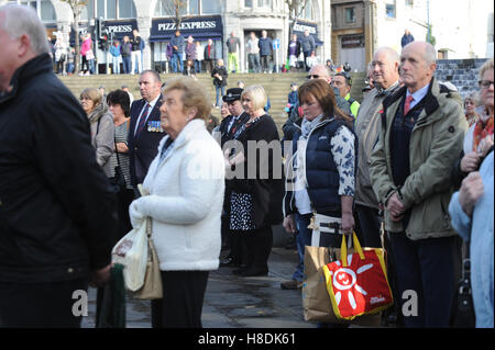 Swansea, Pays de Galles, Royaume-Uni. 11 novembre 2016 l'Armistice Day service à Swansea's Place du Château, qui comprenait deux minutes de silence à 11h en souvenir de ceux qui sont tombés. Crédit : Robert Melen/Alamy Live News. Banque D'Images