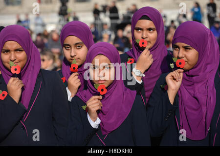 Trafalgar Square, Londres, Royaume-Uni. 11 novembre 2016. Les Londoniens observer les deux minutes de silence pour le jour de l'Armistice à Trafalgar Square. Crédit : Matthieu Chattle/Alamy Live News Banque D'Images