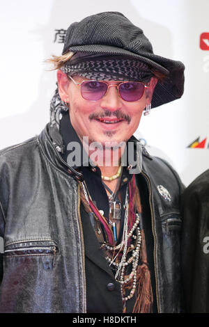 Tokyo, Japon. 11 novembre, 2016. Acteur et musicien américain Johnny Depp pose pour les photographes sur le tapis rouge lors de la Classic Rock Awards 2016 à Ryougoku Kokugikan Stadium à Tokyo, Japon, le 11 novembre 2016. Credit : AFLO/Alamy Live News Banque D'Images