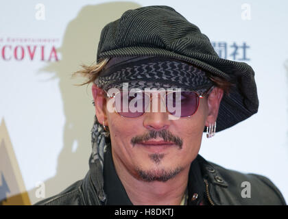 Tokyo, Japon. 11 novembre, 2016. Acteur et musicien américain Johnny Depp pose pour les photographes sur le tapis rouge lors de la Classic Rock Awards 2016 à Ryougoku Kokugikan Stadium à Tokyo, Japon, le 11 novembre 2016. Credit : AFLO/Alamy Live News Banque D'Images