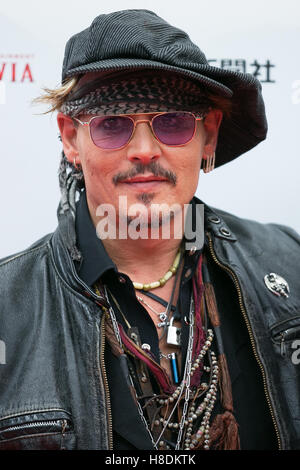 Tokyo, Japon. 11 novembre, 2016. Acteur et musicien américain Johnny Depp pose pour les photographes sur le tapis rouge lors de la Classic Rock Awards 2016 à Ryougoku Kokugikan Stadium à Tokyo, Japon, le 11 novembre 2016. Credit : AFLO/Alamy Live News Banque D'Images