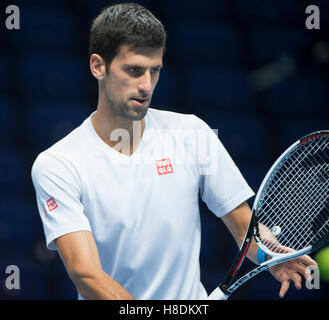 L'O2, Londres, Royaume-Uni. 11 novembre, 2016. Barclays ATP World Tour finals. Top 8 joueurs de monde pratique sur le court central et pratique extérieure tribunaux avant le début du tournoi le dimanche 13 novembre. Novak Djokovic sur le court central. Credit : sportsimages/Alamy Live News Banque D'Images