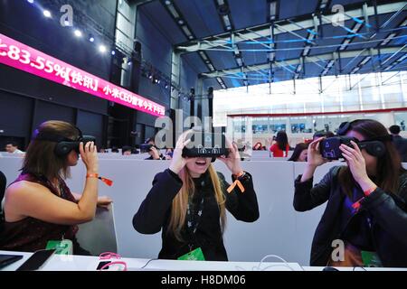 Shenzhen, la province chinoise du Guangdong. Nov 11, 2016. L'expérience des travailleurs des médias acheter , la première réalité virtuelle (RV) shopping store sur le marché en ligne du Tmall Alibaba, à Shenzhen, province du Guangdong en Chine du sud, le 11 novembre, 2016. Credit : Shen Bohan/Xinhua/Alamy Live News Banque D'Images