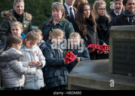 Brentwood, Essex, 11 novembre 2016, enfants SSchool , Jour de l'Armistice à Brentwood, Essex Crédit : Ian Davidson/Alamy Live News Banque D'Images