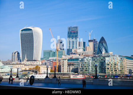 Londres, Royaume-Uni. Nov 11, 2016. Le Pont de Londres. City skyline on temps ensoleillé mais froid matin Crédit : Dinendra Haria/Alamy Live News Banque D'Images