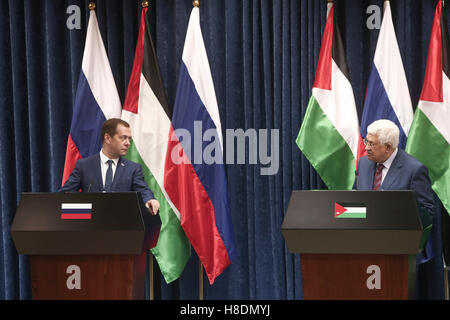 Jéricho, en Cisjordanie. Nov 11, 2016. Le président palestinien Mahmoud Abbas (R) prend la parole lors d'une conférence de presse conjointe avec les visites du Premier ministre russe Dmitri Medvedev dans la ville cisjordanienne de Jéricho le 11 novembre 2016. Credit : Fadi Arouri/Xinhua/Alamy Live News Banque D'Images