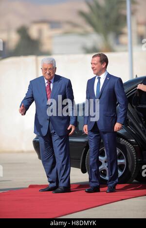 Jéricho, en Cisjordanie. Nov 11, 2016. Le président palestinien Mahmoud Abbas (G) accueille le Premier ministre russe Dmitri Medvedev lors de son arrivée dans la ville cisjordanienne de Jéricho le 11 novembre 2016. Credit : Fadi Arouri/Xinhua/Alamy Live News Banque D'Images