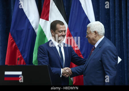 Jéricho, en Cisjordanie. Nov 11, 2016. Le président palestinien Mahmoud Abbas (R), serre la main avec les visites du Premier ministre russe Dmitri Medvedev lors d'une conférence de presse commune dans la ville cisjordanienne de Jéricho le 11 novembre 2016. Credit : Fadi Arouri/Xinhua/Alamy Live News Banque D'Images