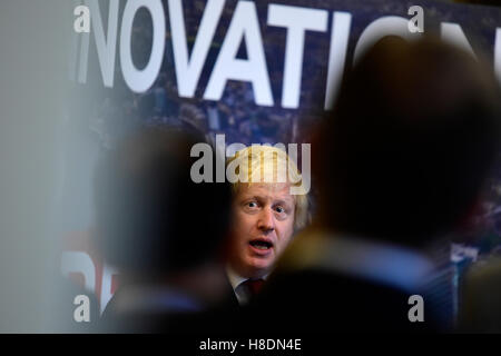 Prague, République tchèque. Nov 11, 2016. Le ministre britannique des affaires étrangères, Boris Johnson parle d'entrepreneurs britanniques à l'ambassade britannique à la Thun Palace à Prague, République tchèque, le vendredi 11 novembre, 2016. Photo : CTK/Vondrous Romain Photo/Alamy Live News Banque D'Images