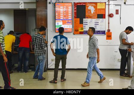 Kuala Lumpur, Malaisie. Nov 11, 2016. Travailleurs migrants originaires de l'Inde, regardez le taux de change pour roupie indienne à un transfert d'argent Ria/décrochage Changeurs à Kuala Lumpur, Malaisie, le 11 novembre 2016.Tous les changeurs d'argent en Malaisie ne pourront plus acheter ou vendre les 500- et 1 000 roupies notes, dit l'Association malaisienne des entreprise de services monétaires (MAMSB). Dans une déclaration de jeudi, l'association a déclaré que cette mesure était conforme à la décision du gouvernement d'abolir le ces notes, qui n'ont plus cours légal à partir de Novembre 9. © Chris Jung/ZUMA/Alamy Fil Live News Banque D'Images