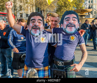 Londres, Royaume-Uni. Nov 11, 2016. Railler l'Angleterre avec les masques de Maradona et le chant de lui frapper les sortir de la Coupe du monde il y a 20 ans. L'Ecosse football fans réunis à Trafalgar Square avant ce soir, match de football contre l'Angleterre - 11 novembre 2016, Londres. Crédit : Guy Bell/Alamy Live News Banque D'Images