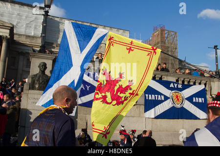 Londres, Royaume-Uni. 11 novembre, 2016. Armée écossaise Scottish football fans envahissent la place Trafalgar boire et chanter dans la bonne humeur avant de la qualification de la Coupe du monde en conflit contre l'Angleterre à Wembley Crédit : amer ghazzal/Alamy Live News Banque D'Images