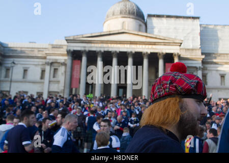 Londres, Royaume-Uni. 11 novembre, 2016. Armée écossaise Scottish football fans envahissent la place Trafalgar boire et chanter dans la bonne humeur avant de la qualification de la Coupe du monde en conflit contre l'Angleterre à Wembley Crédit : amer ghazzal/Alamy Live News Banque D'Images