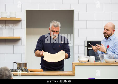 Paul Hollywood et Barney Desmazery au cours d'une démonstration de cuisine à BBC Good Food Show à l'Olympia de Londres. Banque D'Images