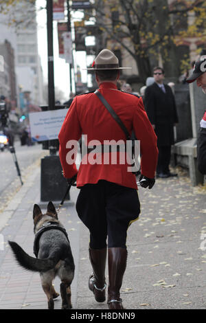 Halifax, Canada. Nov 11, 2016. Un agent de la GRC avec son chien policier au cours de la cérémonie du Jour du Souvenir à Halifax, N.-É., le 11 novembre, 2016. Credit : Lee Brown/Alamy Live News Banque D'Images