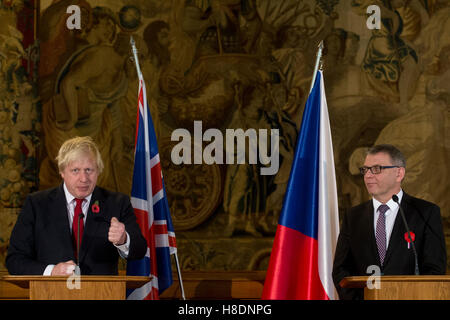 Prague, République tchèque. Nov 11, 2016. Le ministre britannique des affaires étrangères, Boris Johnson (à gauche) a rassuré son homologue tchèque Lubomir Zaoralek que cabinet britannique va protéger les étrangers en Grande-Bretagne. Londres veut prévenir les obstacles découlant d'après Brexit dit Johnson au cours de conférence de presse à Prague, en République tchèque, le 11 novembre 2016. Credit : Michal Kamaryt/CTK Photo/Alamy Live News Banque D'Images