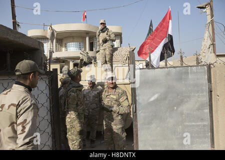 Mossoul, Ninive, de l'Iraq. Nov 11, 2016. 11/11/2016. Mossoul, Irak. Soldats, appartenant à l'armée iraquienne, la 9e Division blindée sont vus dans le quartier de Mossoul Hay Intisar sur le sud-est de la ville. Le district a été prise par les forces de sécurité irakiennes (FSI) autour il y a une semaine et, malgré sa proximité de combats en cours entre l'ISF et de l'ISIS militants, de nombreux habitants vivent toujours dans le règlement. Credit : ZUMA Press, Inc./Alamy Live News Banque D'Images