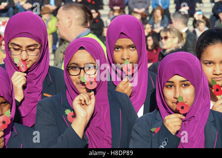 Londres, Royaume-Uni. 11 novembre 2016. Les élèves de l'école de filles Eden , Waltham Forest posent pour des photos avec des fleurs de pavot de l'avant du silence à la place le jour du Souvenir de l'événement pour se souvenir des hommes et des femmes qui ont donné leur vie pendant les guerres le 11 novembre 2016. Un événement organisé par la Royal British Legion inclus l'occasion d'un service, des spectacles musicaux et des lectures sur la scène à Trafalgar Square. Le premier jour de l'armistice a été tenue le 11 novembre 1919 sur les terrains du Palais de Buckingham. Crédit : David Mbiyu/Alamy Live News Banque D'Images