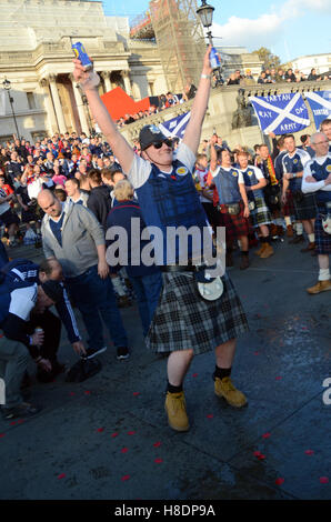 Londres, Royaume-Uni. Nov 11, 2016. Les fans de football écossais se rassembler à Trafalgar Square avant de le l'Ecosse V Angleterre clash à Wembley dans la soirée. Credit : JOHNNY ARMSTEAD/Alamy Live News Banque D'Images