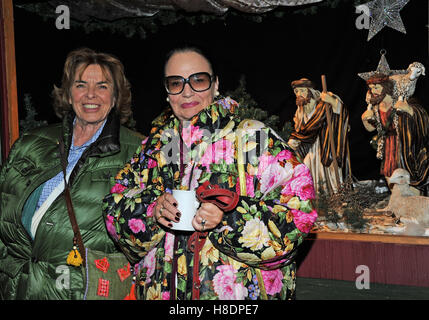 Christa Clarin (l), veuve de l'acteur Hans Clarin, Marina et Wolff, épouse de l'acteur Christian Wolff, posent à l'ouverture traditionnelle du marché de noël sur Gut Aiderbichl en Henndorf près de Salzbourg, Autriche, 10 novembre 2016. PHOTO : URSULA DUEREN/dpa Banque D'Images