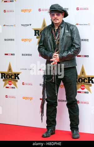 Tokyo, Japon. 11 novembre, 2016. Acteur et musicien américain Johnny Depp pose pour les photographes sur le tapis rouge lors de la Classic Rock Awards 2016 à Ryougoku Kokugikan Stadium à Tokyo, Japon, le 11 novembre 2016. Credit : AFLO/Alamy Live News Banque D'Images