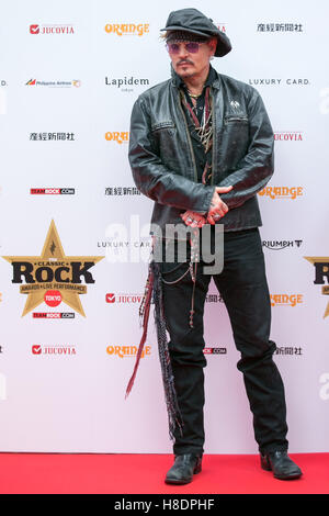 Tokyo, Japon. 11 novembre, 2016. Acteur et musicien américain Johnny Depp pose pour les photographes sur le tapis rouge lors de la Classic Rock Awards 2016 à Ryougoku Kokugikan Stadium à Tokyo, Japon, le 11 novembre 2016. Credit : AFLO/Alamy Live News Banque D'Images