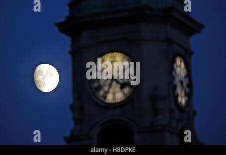 Brighton Sussex UK 11 novembre 2016 - La lune se lève sur la Queens Park tour de l'horloge à Brighton ce soir comme une supermoon est due lundi 14 novembre lorsqu'elle sera à son point le plus proche de la terre depuis janvier 1948 Photographie prise par Simon Dack Crédit : Simon Dack/Alamy Live News Banque D'Images