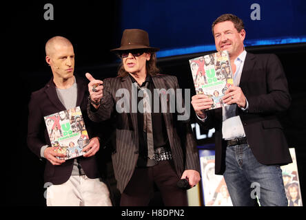 Musicien Udo Lindenberg, auteur Benjamin von Stuckrad-Barre (l) et de l'éditeur de BILD, Kai Diekmann (r) présente le nouveau 'Bild' livre 'Udo Lindenberg Froehliche : L'Encyclopédie canadienne à partir de l'alcool pour cigarettes' sur la scène de l'opéra sur la Reeperbahn à Hambourg, Allemagne, 11 novembre 2016. Auteur Benjamin von Stuckrad-Barre (l) raconte la vie de la panique rocker dans un style d'album avec de nombreuses photos et des souvenirs. Photo : Christian Charisius/dpa Banque D'Images