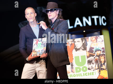 Udo Lindenberg musicien et auteur Benjamin von Stuckrad-Barre (l)présenter la nouvelle 'Bild' livre 'Udo Lindenberg Froehliche : L'Encyclopédie canadienne à partir de l'alcool pour cigarettes' sur la scène de l'opéra sur la Reeperbahn à Hambourg, Allemagne, 11 novembre 2016. Auteur Benjamin von Stuckrad-Barre (l) raconte la vie de la panique rocker dans un style d'album avec de nombreuses photos et des souvenirs. Photo : Christian Charisius/dpa Banque D'Images